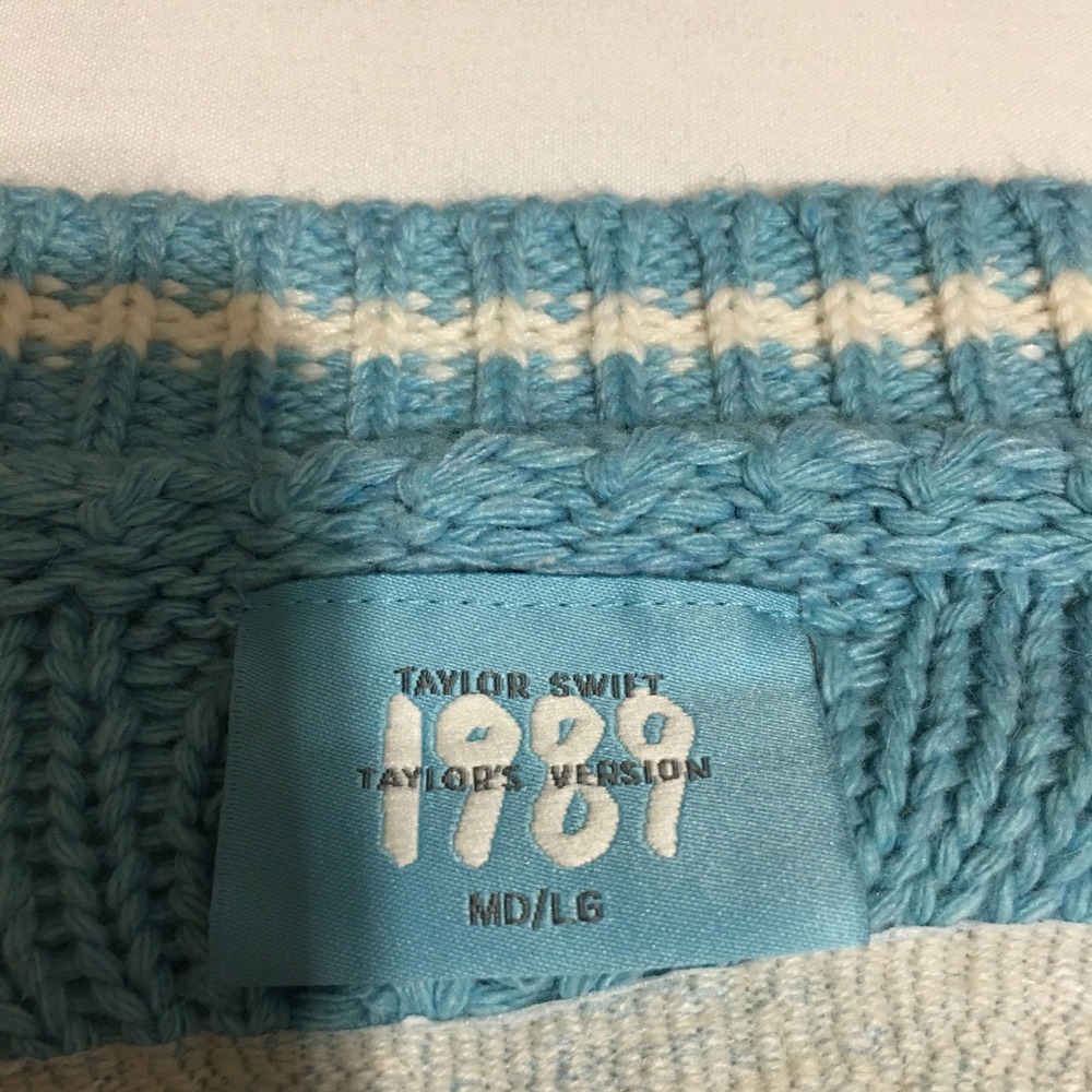 Taylor Swift 1989 Cardigan Taylor's Version Limited Edition MD/LG Cable Knit - Picture 4 of 8